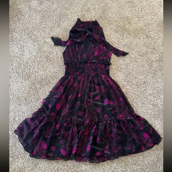 Diane Von Furstenberg Sevilla Sleeveless Silk Tiered Ruffle Tie Neck Dress
Sz 8 - Picture 12 of 12